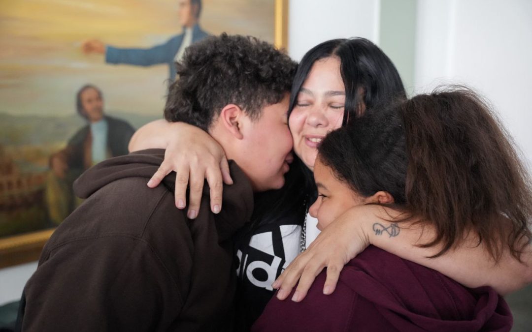 Jeravid Gonzalez y Jhilary Gonzalez se reúnen con su madre