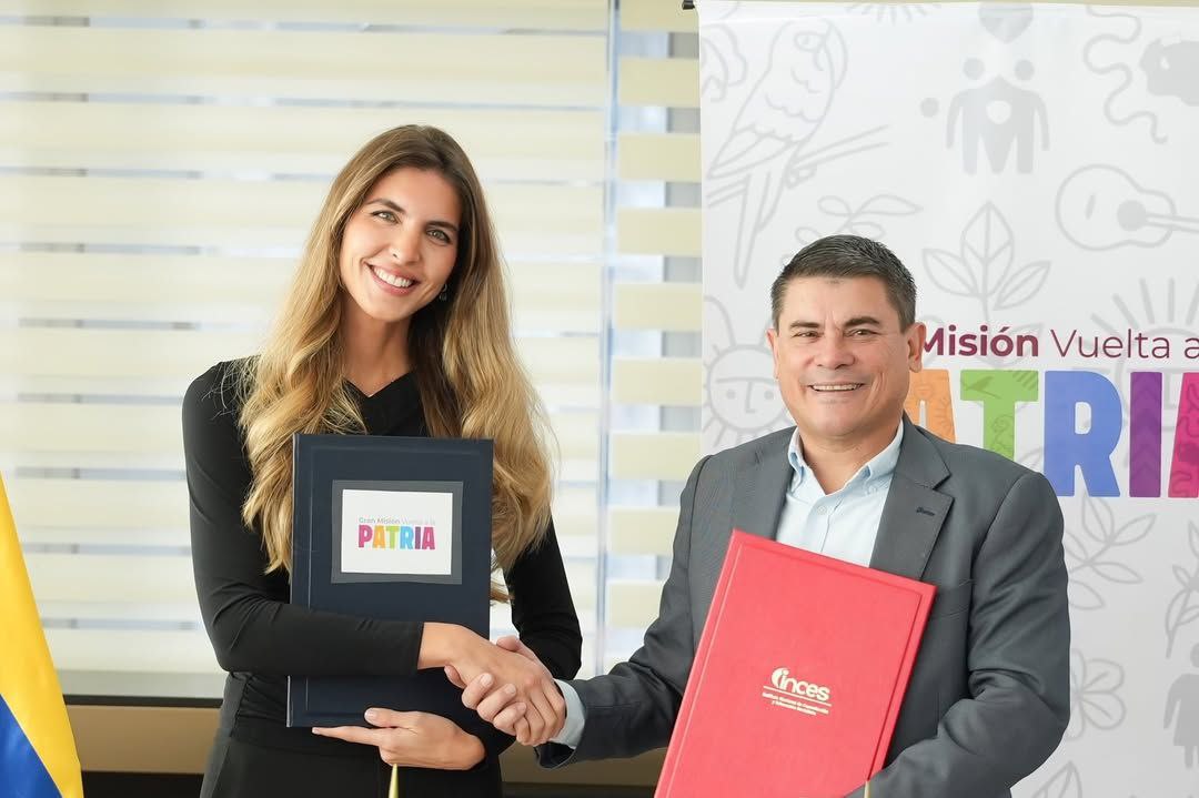 Camilla Fabri, presidenta de la Gran Misión Vuelta a la Patria junto a Wuikelman Ángel Paredes, presidente del INCES