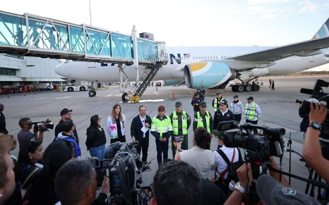Canciller Yván Gil recibió a 304 venezolanos repatriados desde México en vuelo de Vuelta a la Patria