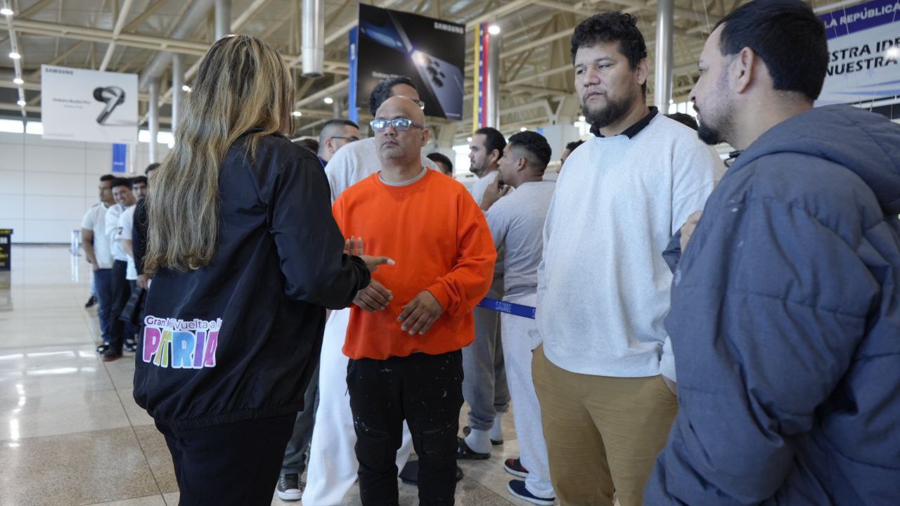 Vuelta a la Patria Migrantes venezolanos recibidos en el aeropuerto de Maiquetía
